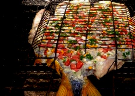 Chef ensina fazer &ldquo;pacu pizza&rdquo; para um banquete no estilo regional