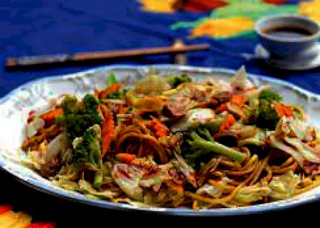 Esse yakisoba vegetariano fica pronto em 15 minutos