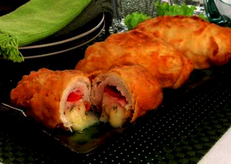 RECEITA: Rolê de frango empanado recheado com presunto e queijo