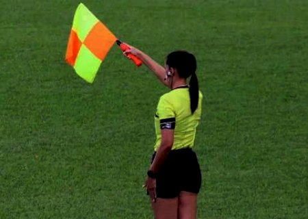 Em vez de lavar prato, mulherada ergue bandeira por amor ao futebol