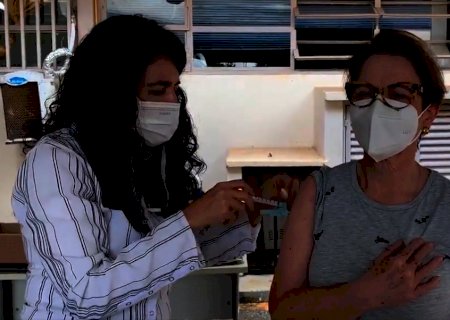 Tereza Cristina dá o exemplo e toma primeira dose de vacina contra Covid-19