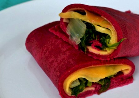 Surpreendendo pela cor, beterraba vira panqueca fit cheia de sabor