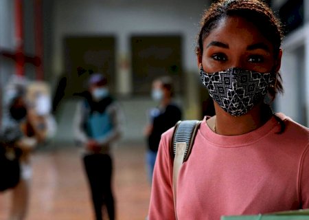 Hospitalizações e mortes entre jovens por COVID-19 disparam