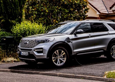 Ford Explorer pode voltar ao Brasil em versão híbrida após hiato de 20 anos
