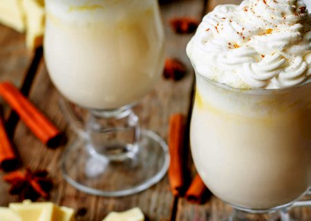 Chocolate quente branco para aquecer em manhãs frias