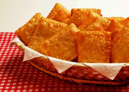 Aprenda a fazer pastel de feira em casa