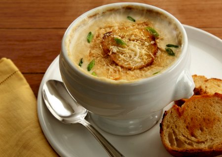 Sopa de cebola: receita prática e saborosa para aquecer no inverno