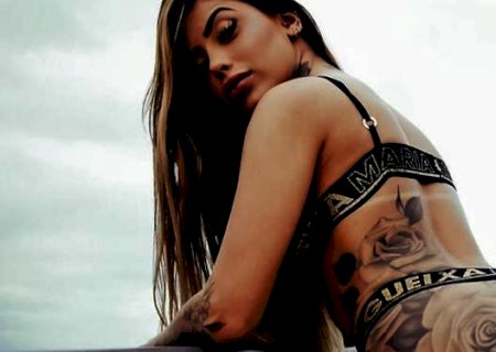 De calcinha fio dental, MC Mirella posa empinando o bumbum em iate e instiga: ‘Vai, rebola'