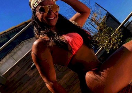 Viviane Araújo celebra Dia do Orgulho LGBTQIA+ com produção transparente e quase mostra demais