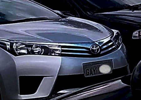 Constrangimento: dono de carro com placa escrito 'Gay' não pode mudar combinação