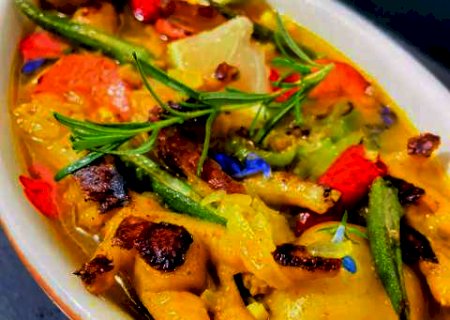 Com carne a &ldquo;pre&ccedil;o de ouro&rdquo;, chef faz caldo com p&eacute; de frango e flores