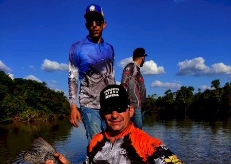 Durante campeonato de pesca, competidor fisga pintado de 1m14cm no rio Brilhante