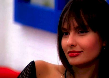 Thaís Braz publica fotos quentes com maiô cavadíssimo e deixa região íntima marcada
