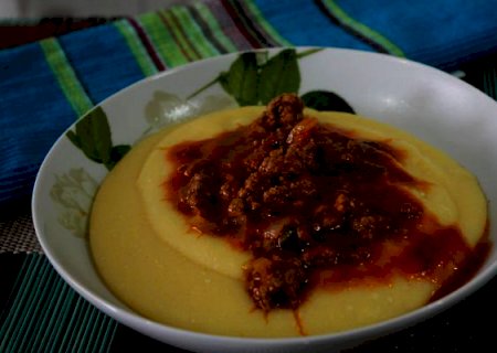 Refeição para toda a família: faça polenta cremosa gastando menos de 3 reais