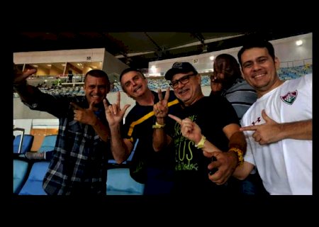 Nas redes, Queiroz reclama de aliados de Bolsonaro e diz que 'metralhadora está cheia'