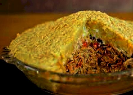 Coxinha gigante na travessa para comer sem passar vontade