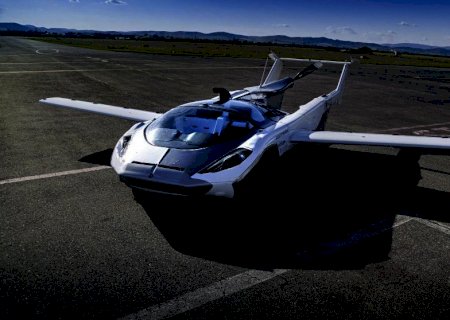 Carro voador completa voo de teste de 35 minutos entre cidades da Eslováquia