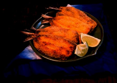 Sardinhas fritas com fubá é opção gostosa e barata para comer no fim do mês