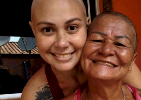 Filha que viu a mãe raspar o cabelo para apoiá-la morre de câncer no RJ