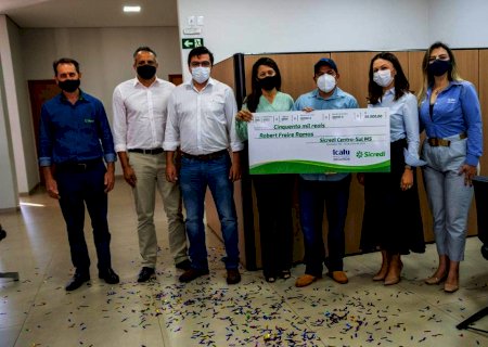 Sicredi Centro-Sul MS entrega prêmio a associado de Dourados ganhador no sorteio do Seguro de Vida