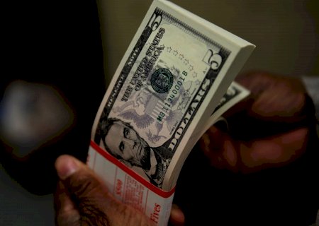 Dólar volta a ser negociado acima de R$ 5