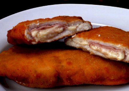 Simples e rápido: aprenda a fazer bife de frango encapado e recheado
