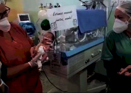 Depois 30 dias intubada, &Eacute;rika v&ecirc; seus g&ecirc;meos pela primeira vez