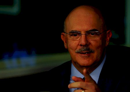 Ministro assina portaria com orientações para aulas presenciais