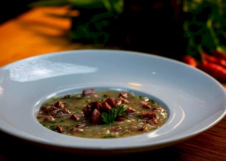 Veja como fazer esse delicioso caldo de mandioca com linguiça calabresa