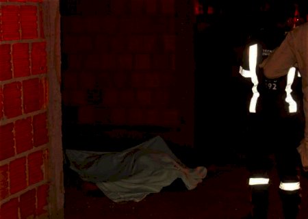 Mulher morre e homem &eacute; socorrido ap&oacute;s tiros em resid&ecirc;ncia
