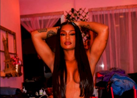 MC Rebecca divulga foto reveladora e faz sucesso nas redes sociais: “Braba”