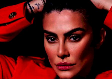Cleo Pires posta foto nua e recebe elogios dos internautas