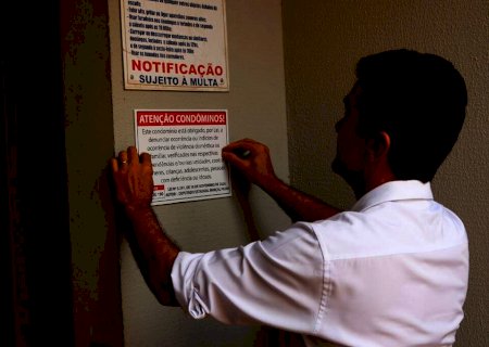Marçal instala placas de campanha contra violência doméstica em condomínios