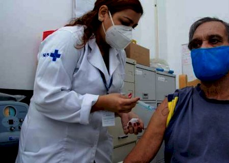 Idosos comparecem e Campo Grande é a cidade que mais aplica 3ª dose no Brasil