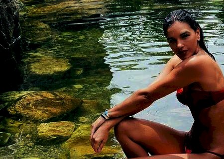 Mariana Rios compartilha cliques em cenário paradisíaco