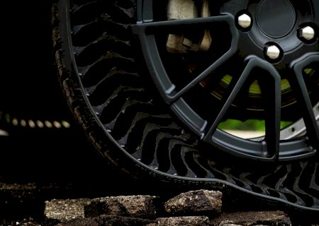 Michelin e GM apresentam novo pneu que roda sem ar e não fura