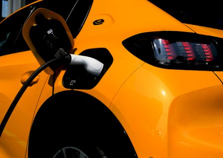 Crescimento de carros elétricos cria novo mercado de carregadores