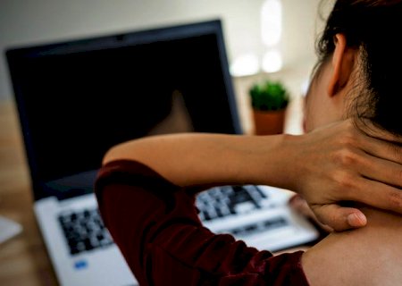 Fisioterapeuta dá dicas de como cuidar do corpo no home office