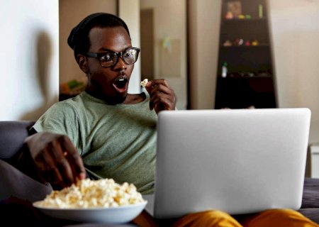 Antes do Enem, vale estudar e relaxar assistindo a filmes e séries