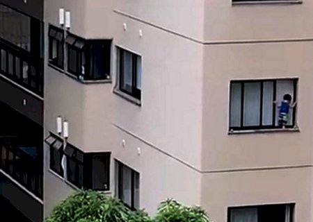 VÍDEO: Criança é filmada pendurada em janela de edifício em Niterói