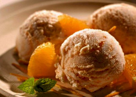 Receita de sorvete caseiro de laranja com 2 ingredientes para refrescar no verão