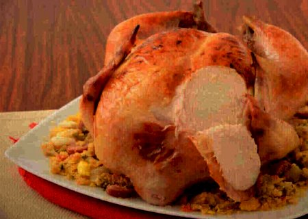 Frango assado com farofa de banana para o domingo em família