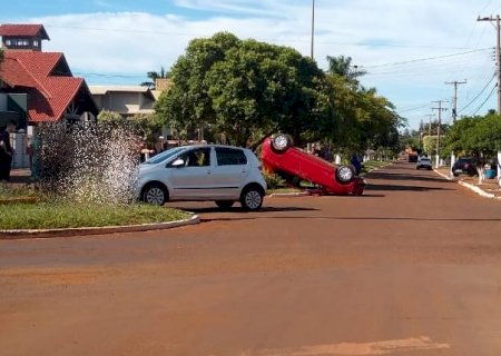 Acidente próximo a APAE de Itaporã deixa veículo tombado