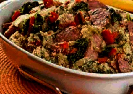 Farofa com linguiça e espinafre pronta em apenas 30 minutos