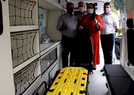 Reinaldo Azambuja entrega ambulâncias novas para o interior