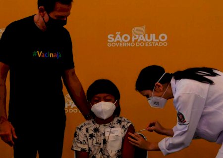Indígena é a 1ª criança vacinada contra a covid-19 no país