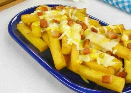 Cansou de batata? Experimente esta receita de polenta frita com bacon e parmesão