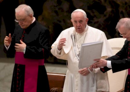 Papa Francisco faz orações e pede fim de ações bélicas na Ucrânia