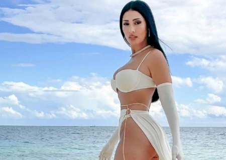 Simaria aposta em lingerie branca e ostenta decote ousado e shape: “Final de semana!”