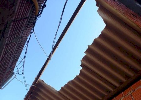 Ap&oacute;s tempestade, prefeitura faz limpeza de ruas e contabiliza preju&iacute;zos em  Ivinhema